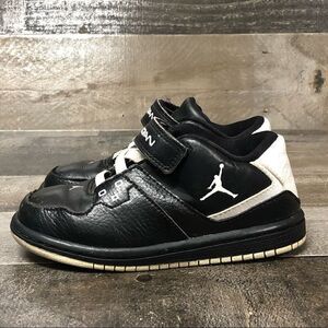 Jordan’s Black/White Youths Sneakers For Babies 3501028-036